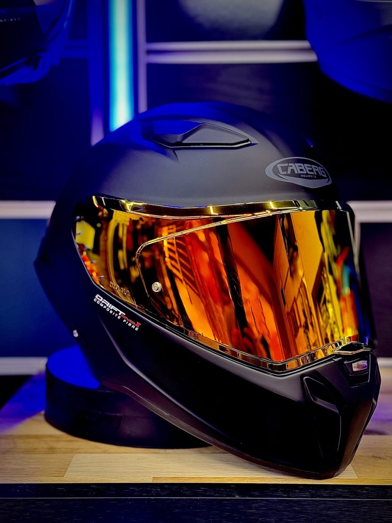 Aceasta casca este rezultatul experientei acumulate de-a lungul anilor al departamentului racing al producatorului italian Caberg, precum si al pilotilor ce poarta modelul Drift Evo SV in multe campionate de motociclism viteza